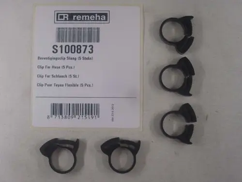 Schwarze Clips für Schläuche in Packung von fünf Stück, versehen mit Remeha-Logo, zum Befestigen von flexiblen Rohren.